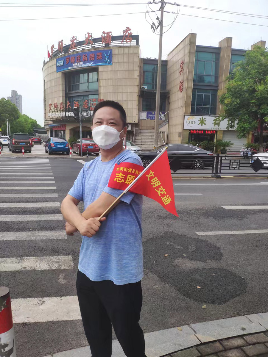 “志愿红”助力文明交通-生力液压党支部在行动.jpg “志愿红”助力文明交通-生力液压党支部在行动.jpg